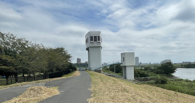 遊歩道から水門